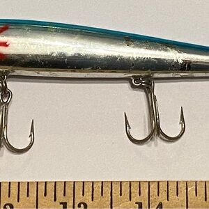 Red Fin Musky Fishing Lure - Silver and Blue